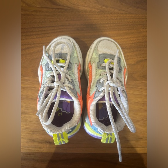 Cutest Zara Toddler Sneakers - Picture 2 of 6